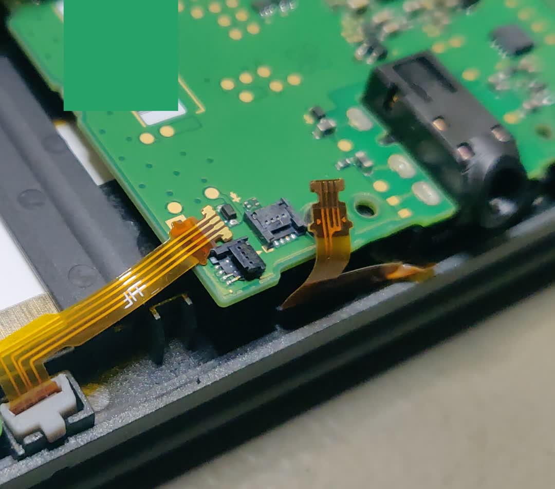 Close-up picture of
		a broken microphone connector on a new 3DS XL.