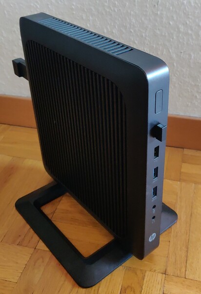 Picture of an HP t620 thin client
		from the front.